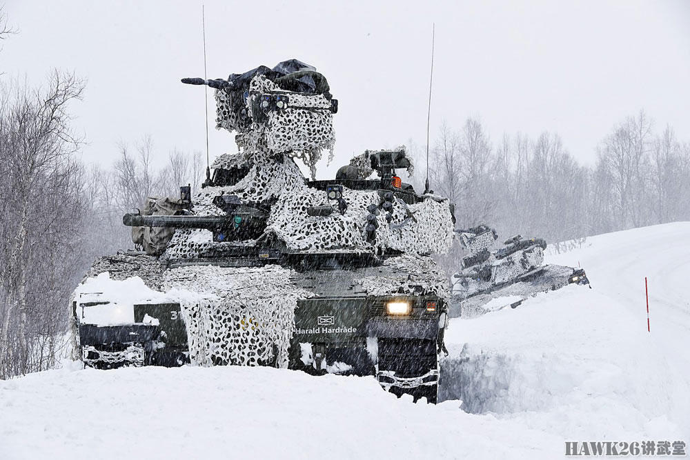 挪威cv9030步兵战车安装遥控武器站 宛如"多炮塔神教"附体