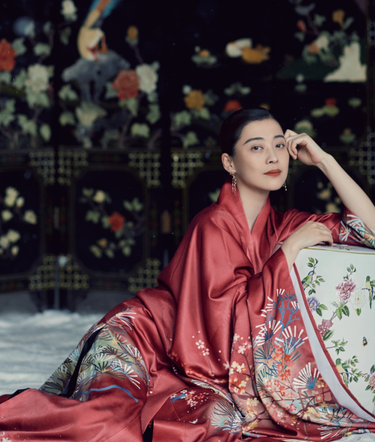 44岁梅婷拍摄中国风写真,一袭刺绣长衫典雅高贵,美成一幅画