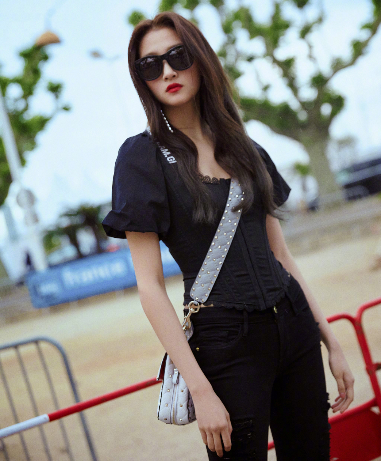 关晓彤这次又踩雷,机车夹克搭配直筒牛仔裤,显壮显胖浪费好身材