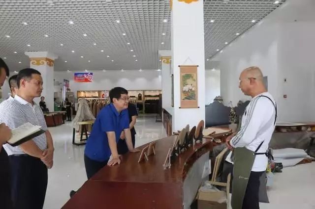 新华社内蒙古分社副社长殷耀一行来回民区调研采访