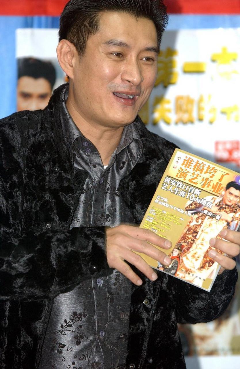 歌手黄安,晒出去餐厅吃饭的照片,吐槽餐厅让扫码点餐,直言明明是服务