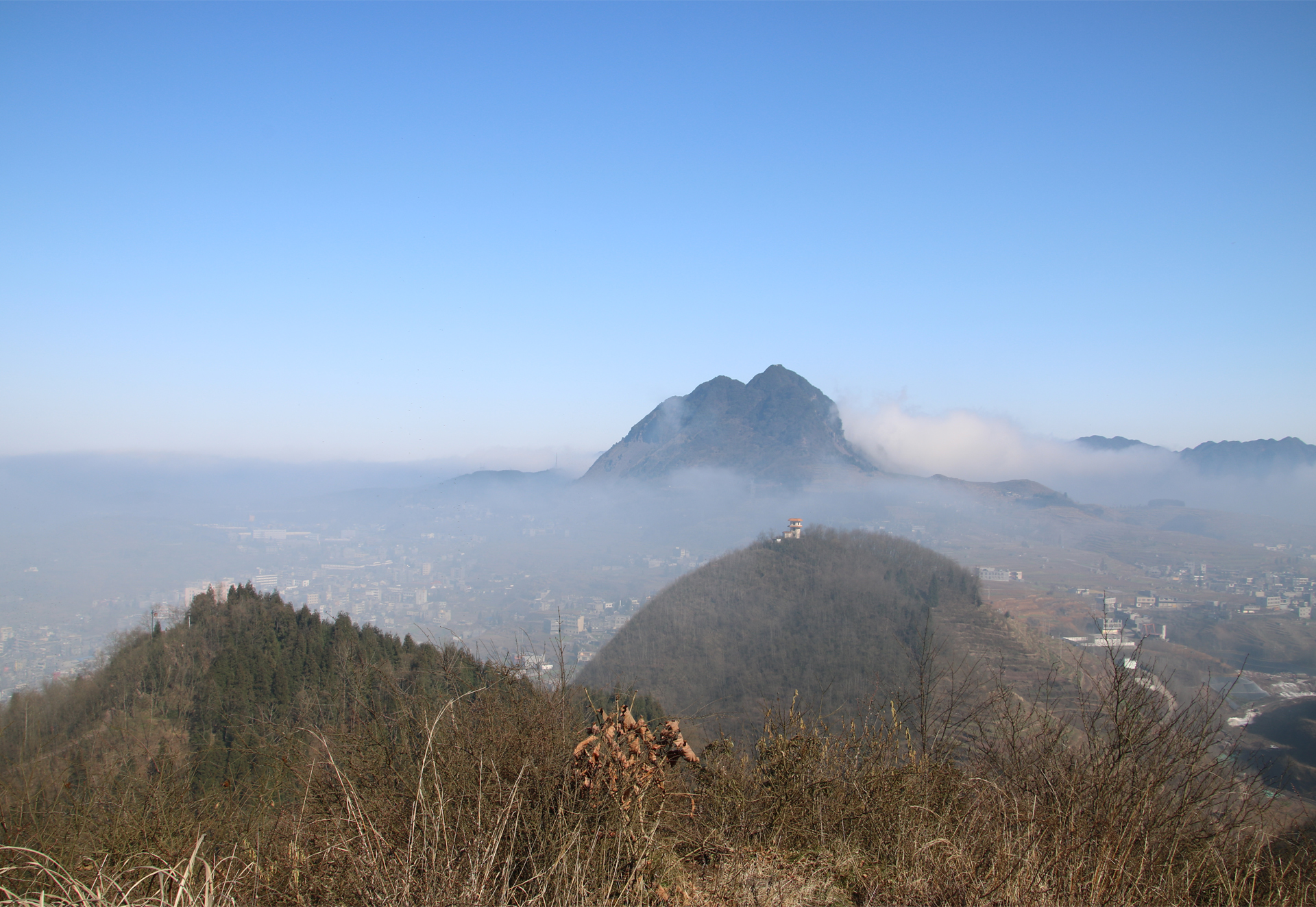 云雾缭绕的乌峰山