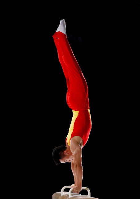 西安钟鼓楼广场 外国小伙连续完成多个托马斯全旋