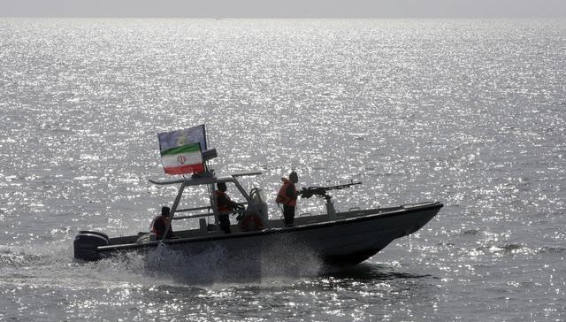 伊朗快艇狼群战术立新功,群狼追逐美国航母,如此之近还是第一次