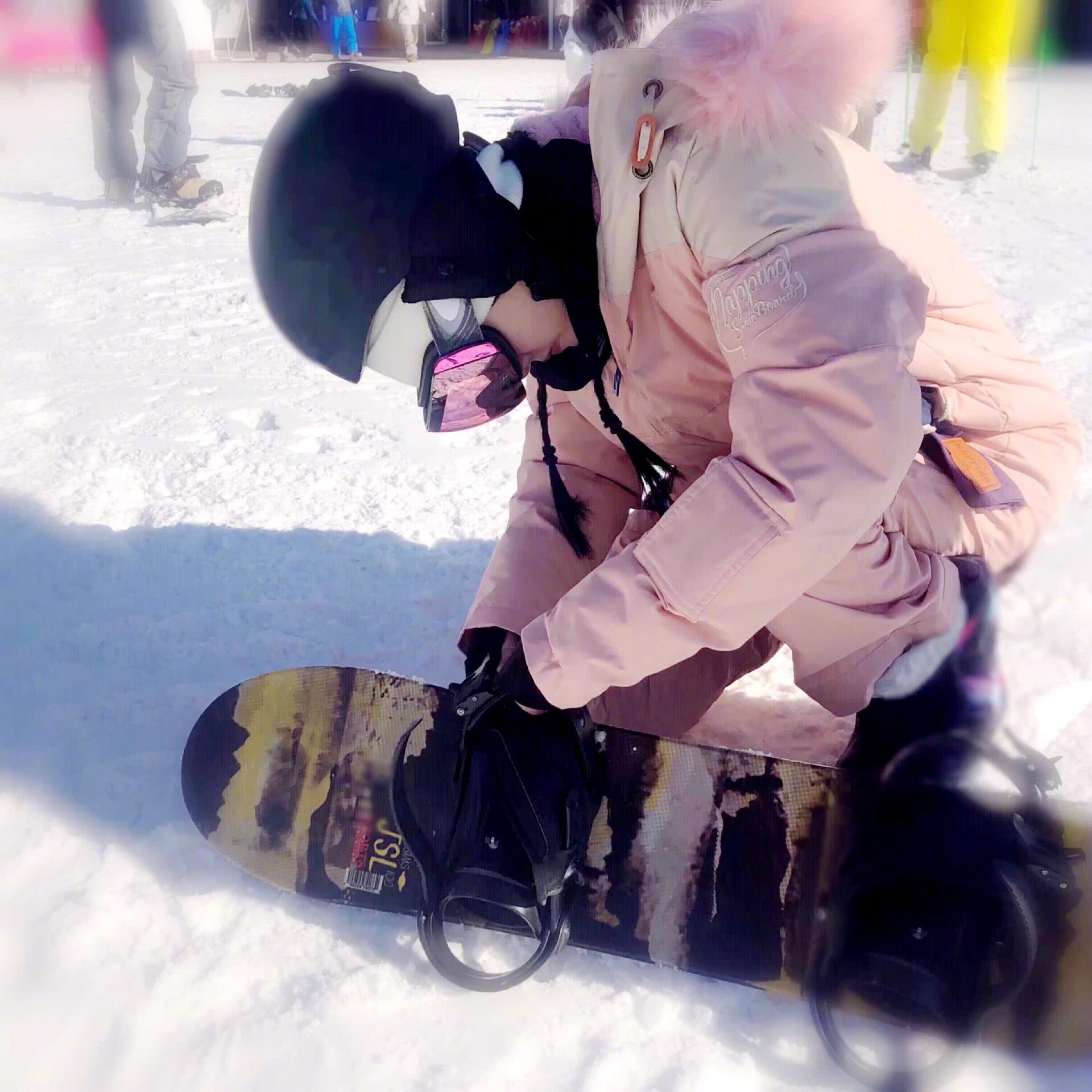 疑賈乃亮視角李小璐與甜馨的滑雪照,母女倆穿粉色滑雪服超可愛