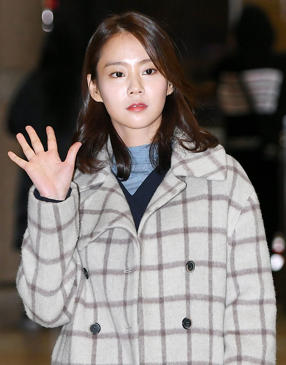 近日,韩胜妍在首尔机场现身,一件经典简约的格纹外套配上休闲的牛仔裤