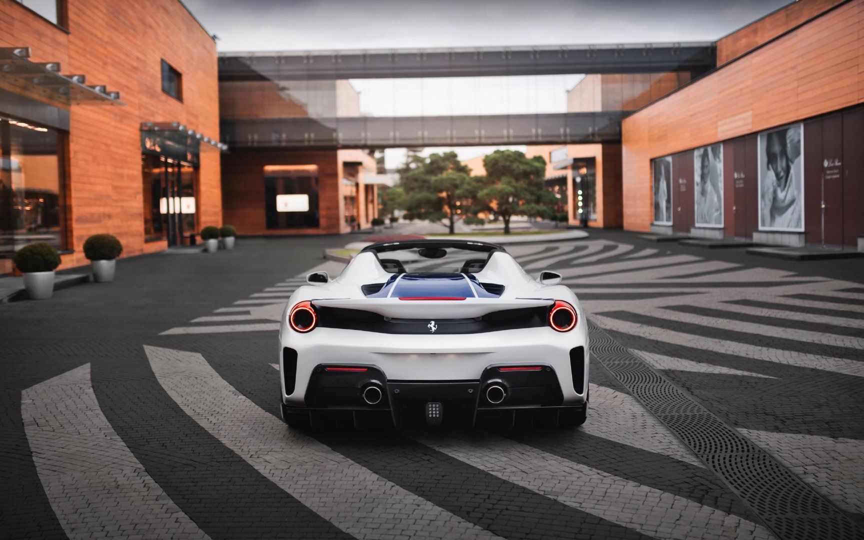 法拉利488 pista spider美图,白色与拉花的搭配简直完美!