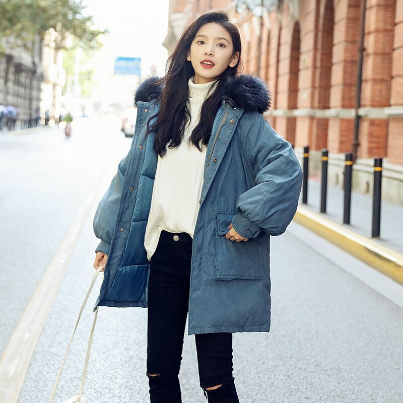 小个子女生冬季怎么穿才好看?羊羔绒搭配针织连衣裙,保暖又可爱