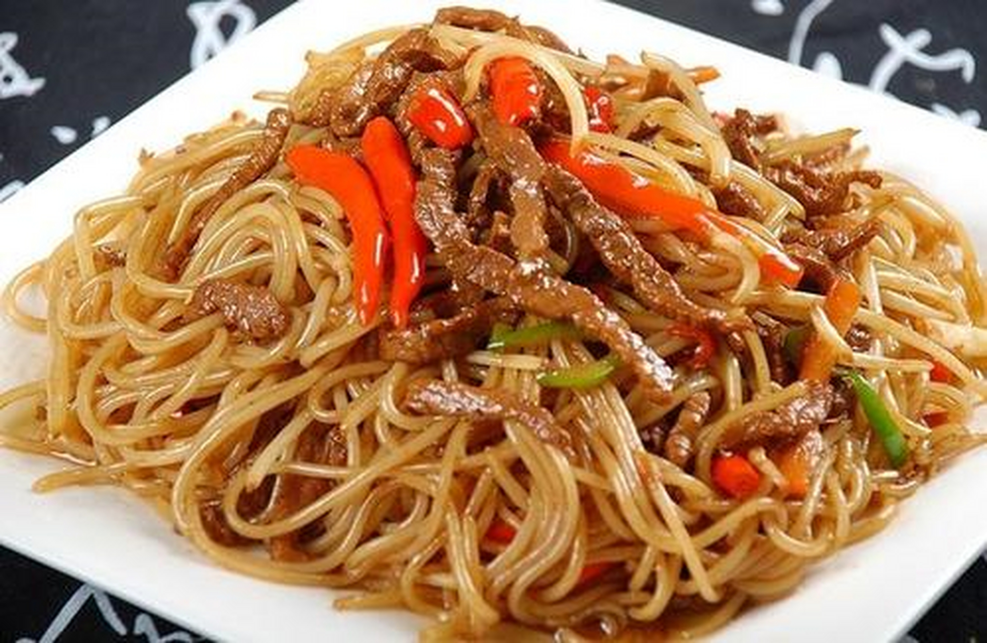 牛肉炒粉是江西省一道汉族名菜,牛肉含丰富的蛋白质,氨基酸,而米粉