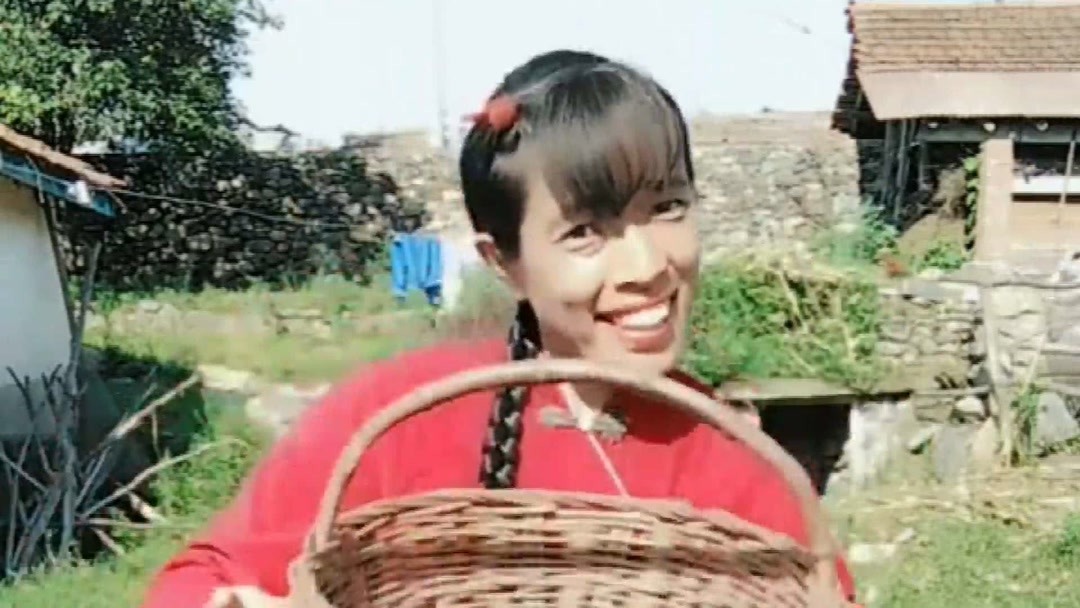 女歌手提着菜篮子唱首民歌,太有年代感了