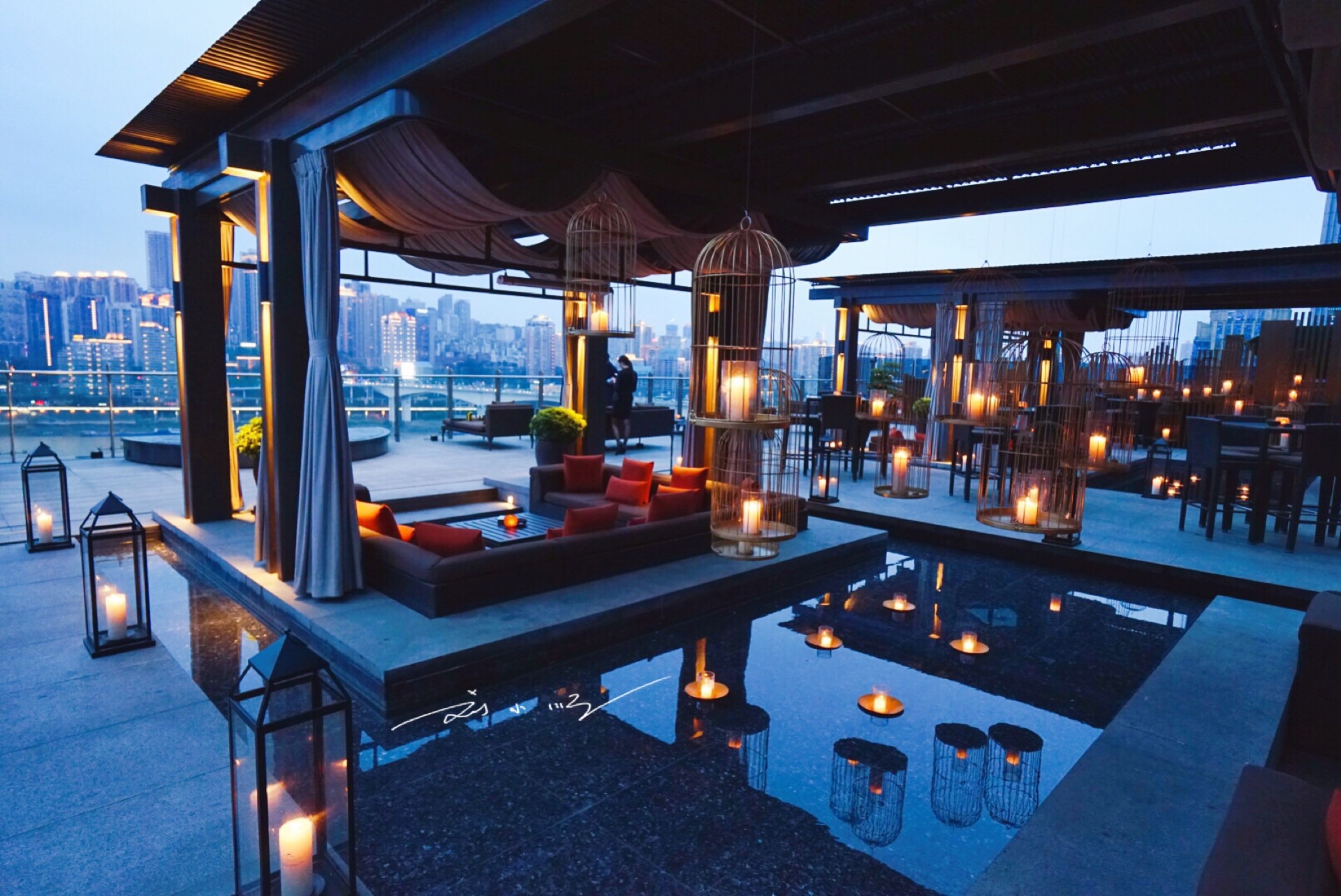 重庆夜景最美的户外酒吧,流光溢彩,游客:真不愧是"小香港"!