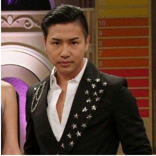 那些离开《天天向上》的主持人,俞灏明转型成演员,他开直播卖货