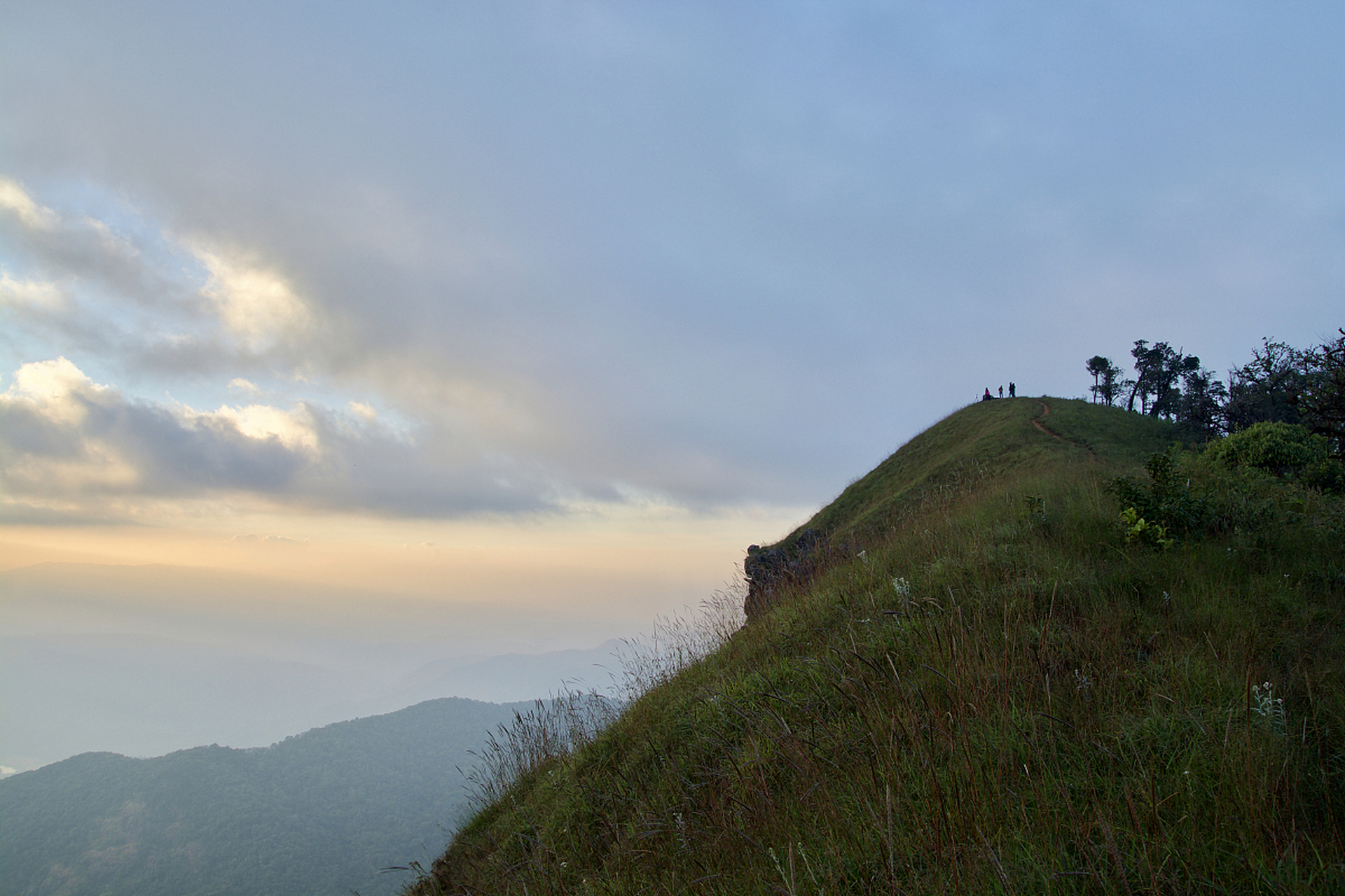 东白山风景区位于浙江省中部东阳市,是浙中名山之首.