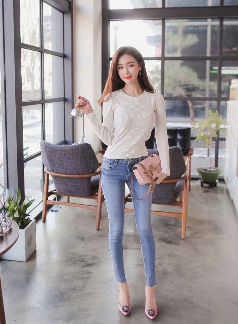 韩国美女牛仔裤穿搭,高跟鞋很性感
