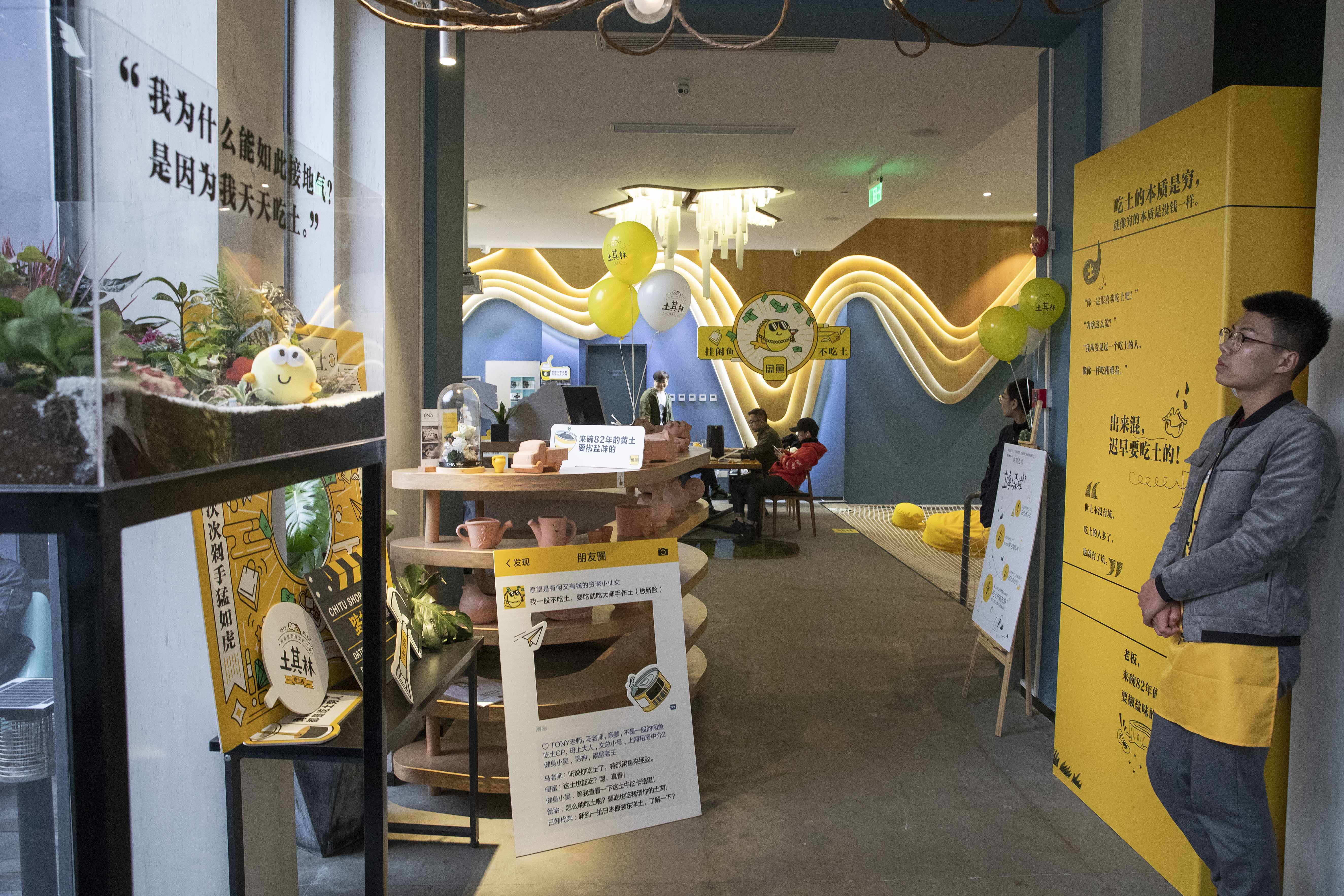 "店员介绍,这家餐厅是由闲鱼x dna cafe共同开设的线下创意品牌美食店