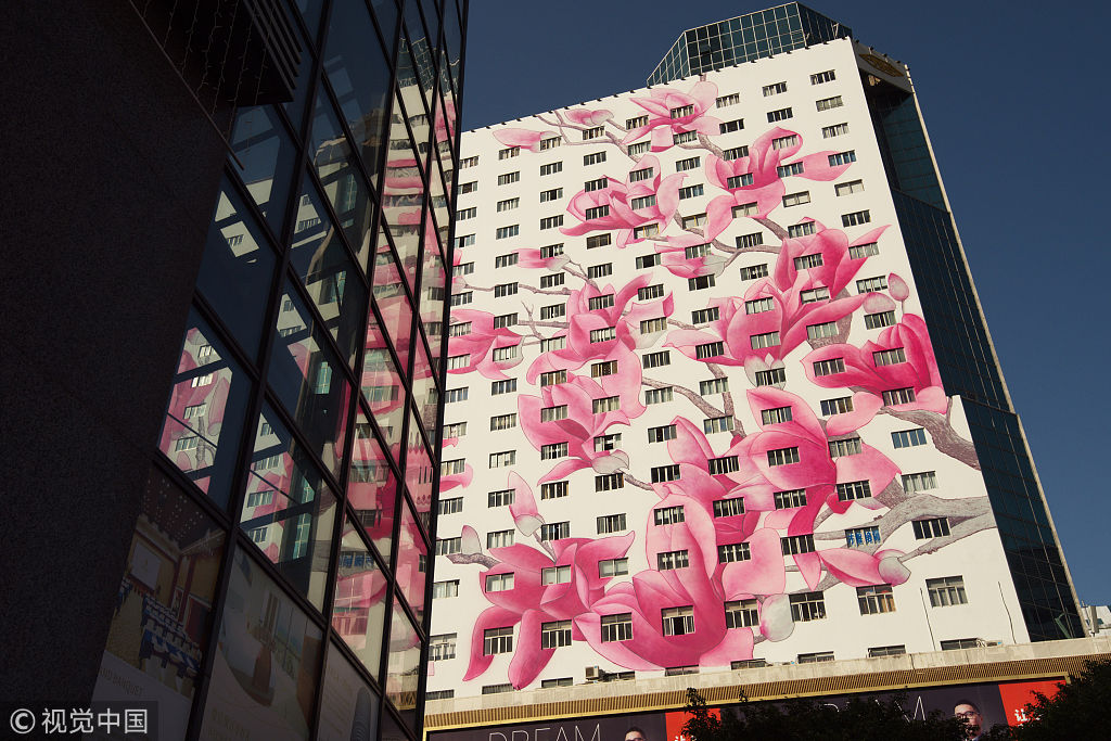 深圳现"玉兰花"大楼 满墙粉红玉兰花显温馨烂漫