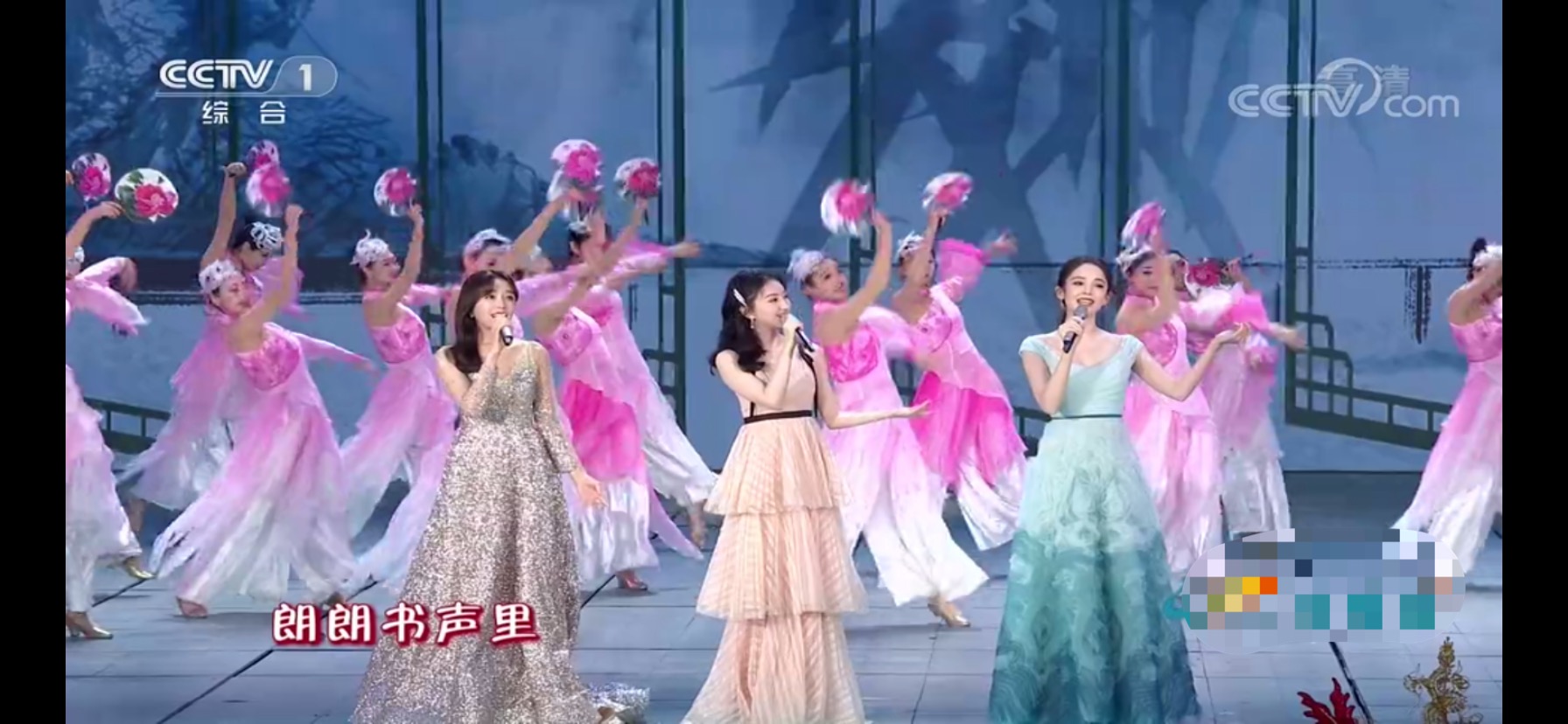 秦岚,景甜和古力娜扎三美表演歌曲,三人是不是太紧张,很少互动