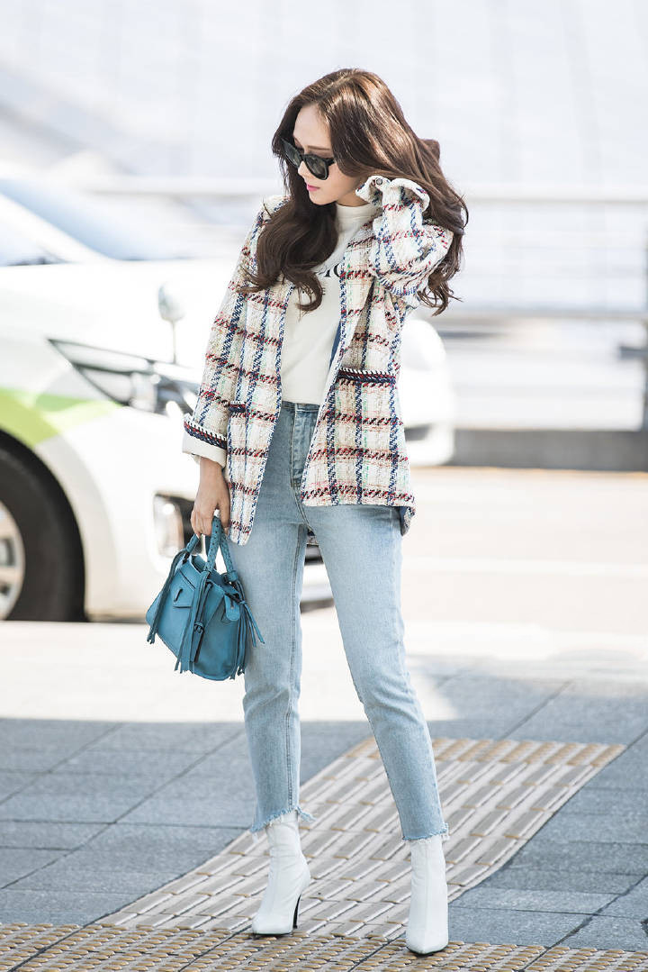 郑秀妍秋冬私服学谁的?毛衣围巾保暖又高级,满满的凹凸感看不腻