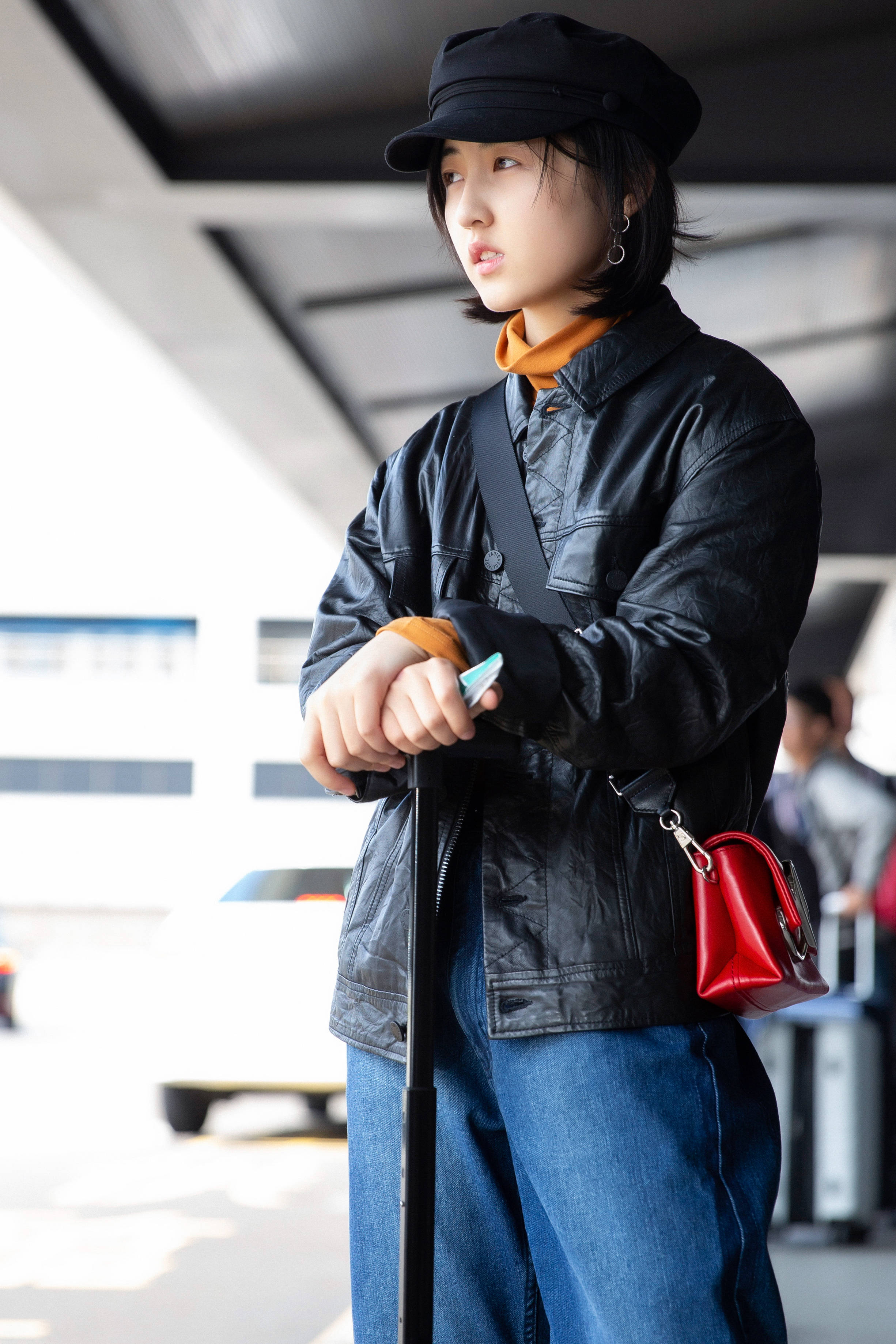 凭借《你好,之华》入围第55届金马奖的张子枫 到达台北桃园机场,黑色