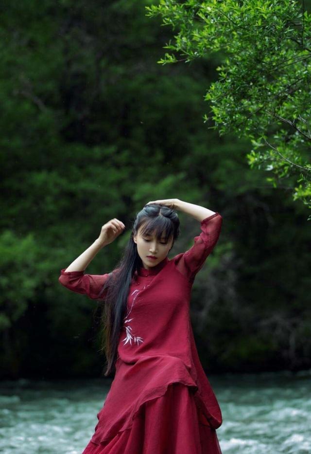 李子柒这搭配牛了,棉麻衣服 灵动发型,穿出仙女气质