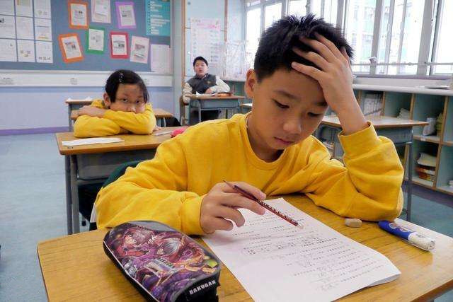 孩子把名字写分家了,老师上课都不敢提问,这名你说赖爹还是赖妈