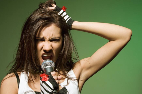 唱歌的时候我们的嘴巴张得越大越好吗?