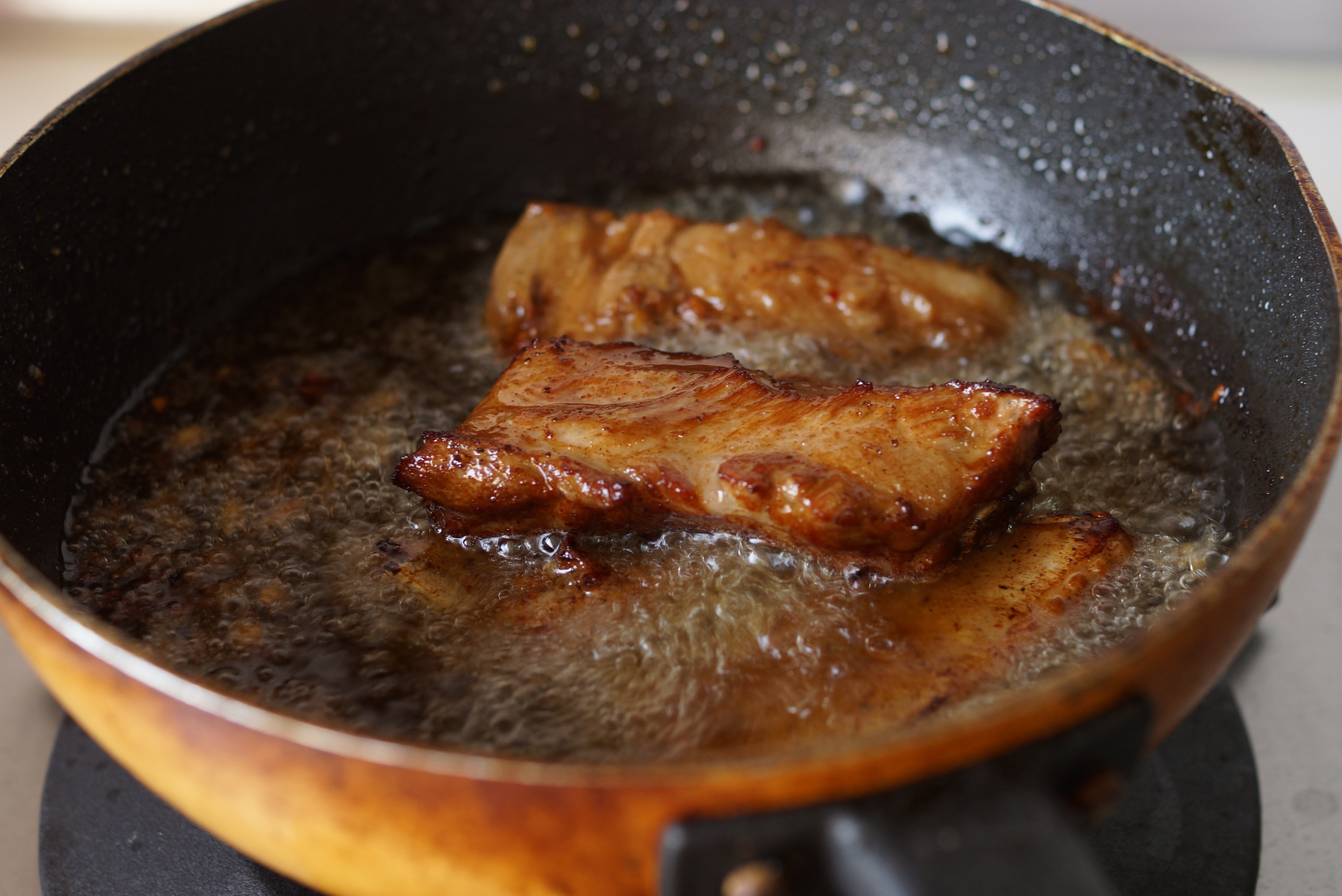 油温150度,轻轻放入肋排油炸3.5分至4分钟.