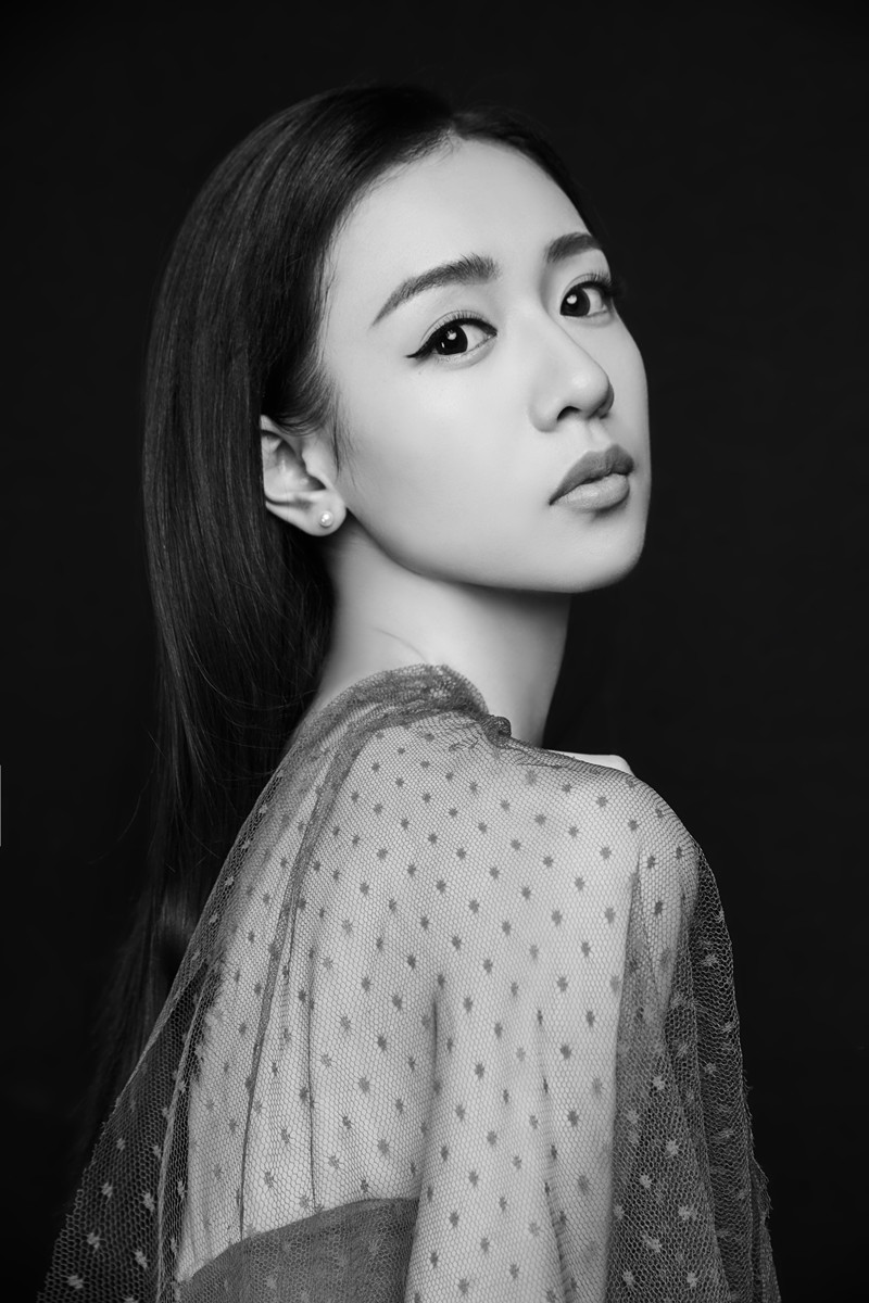 刘木子黑白大片来袭 锁骨美背性感面纱