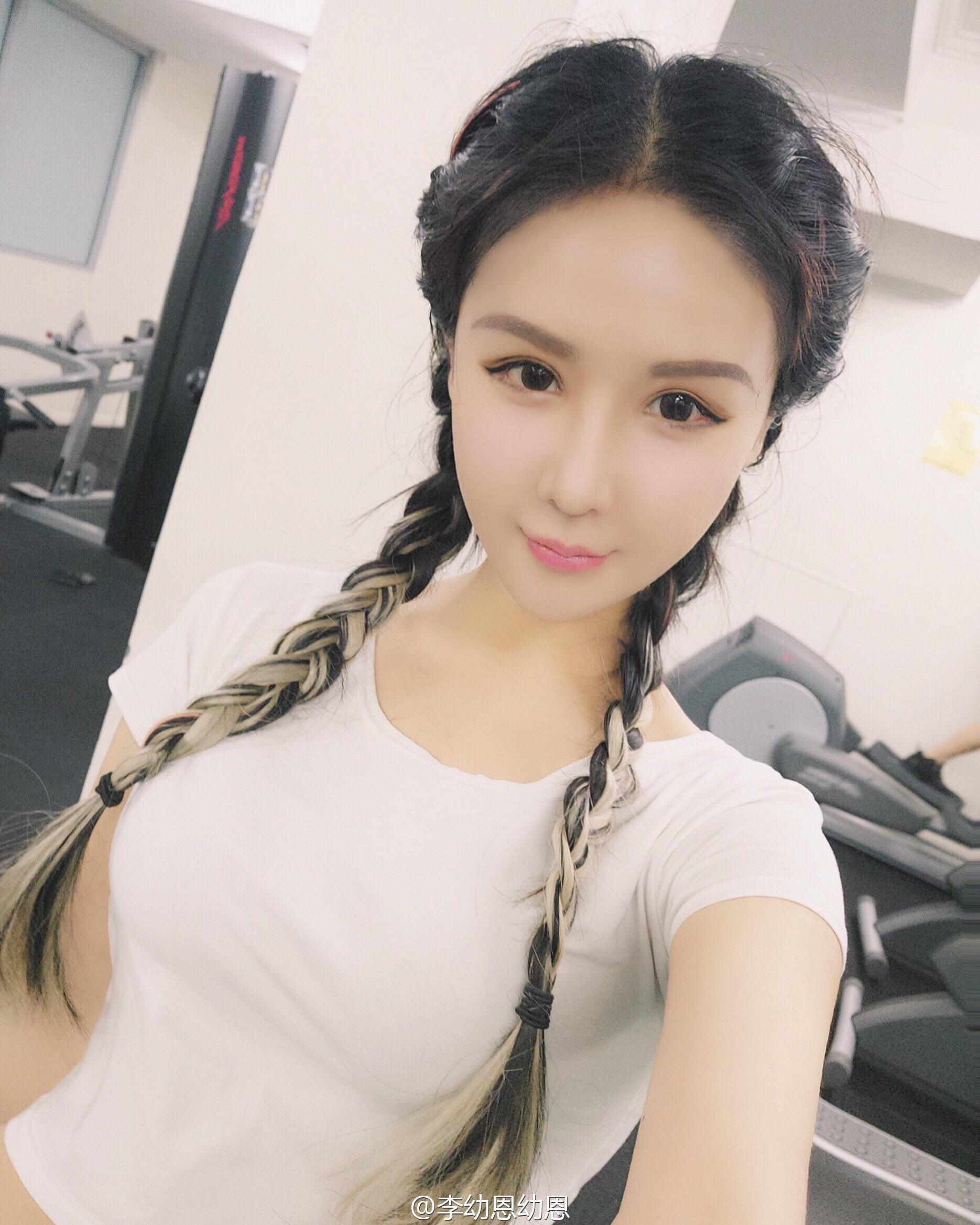 参加《变形记》被称作"紧凑姐",后出国留学,如今美成了洋娃娃