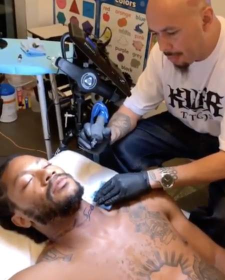 罗斯在脖子处添加新纹身,内容为"神的速度"