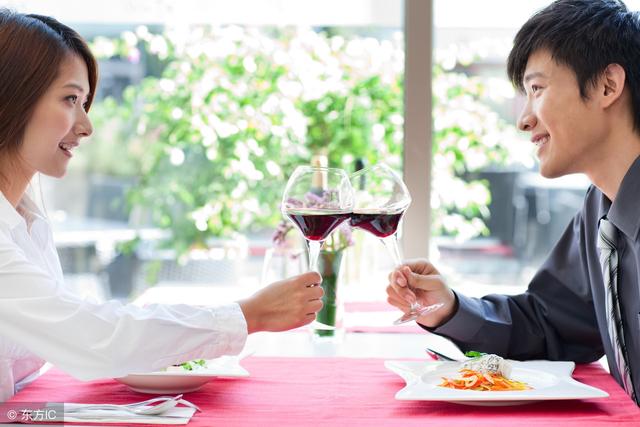 男女约会,西餐厅里吃饭,警察竟然被叫来了