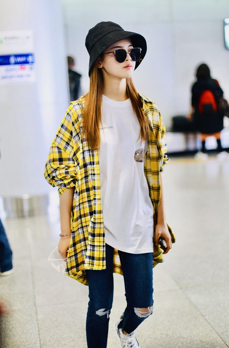 杨超越街拍:格子衬衫牛仔裤dior帆布鞋 休闲时髦