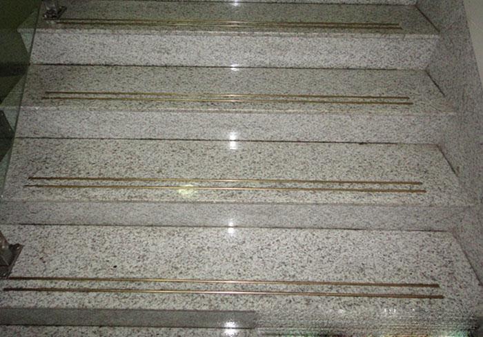 装楼梯的注意!这根防滑条万万不能少,关键时刻能保你不摔!