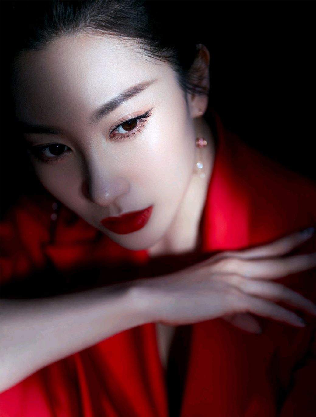 章子怡嫂子殷旭烈焰红唇气场十足,火热红色收腰礼服优雅妩媚