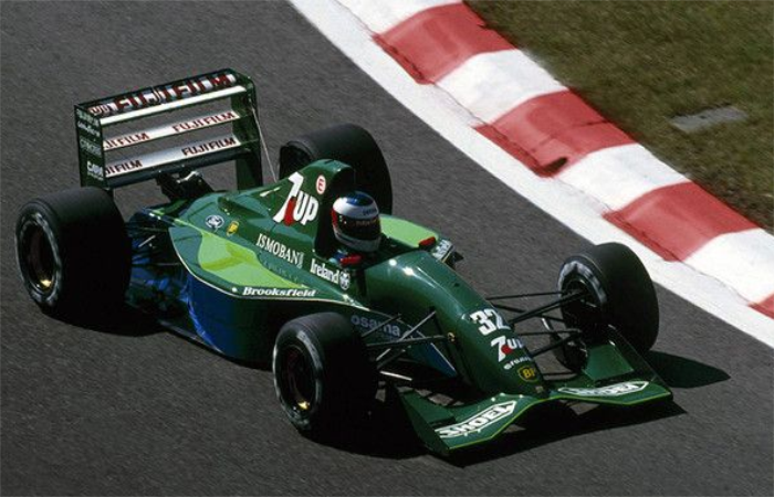 贝纳通车队f1赛车最重要的就是他的发动机也是一部方式成赛车的"心脏"