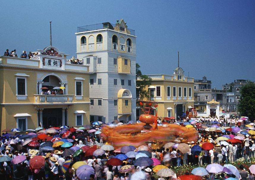 开平有个村叫加拿大村,这有点搞笑