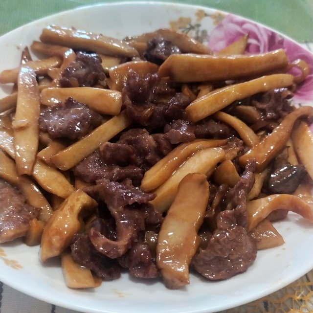 牛肉炒杏鲍菇,杏鲍菇爽脆,牛肉甜鲜,二者相搭配很完美