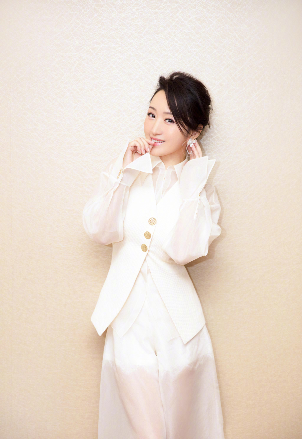 杨钰莹厉害了,"草帽"不够还配"围裙"气质优雅,意外年轻10岁