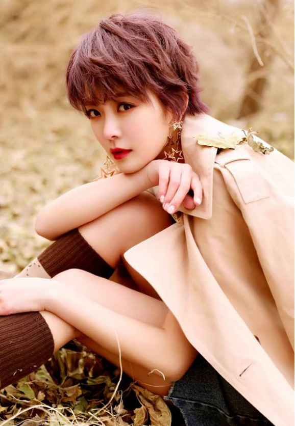 2010年她还在自己的上学期间就与张国立合拍了一部作品叫做《草根王》