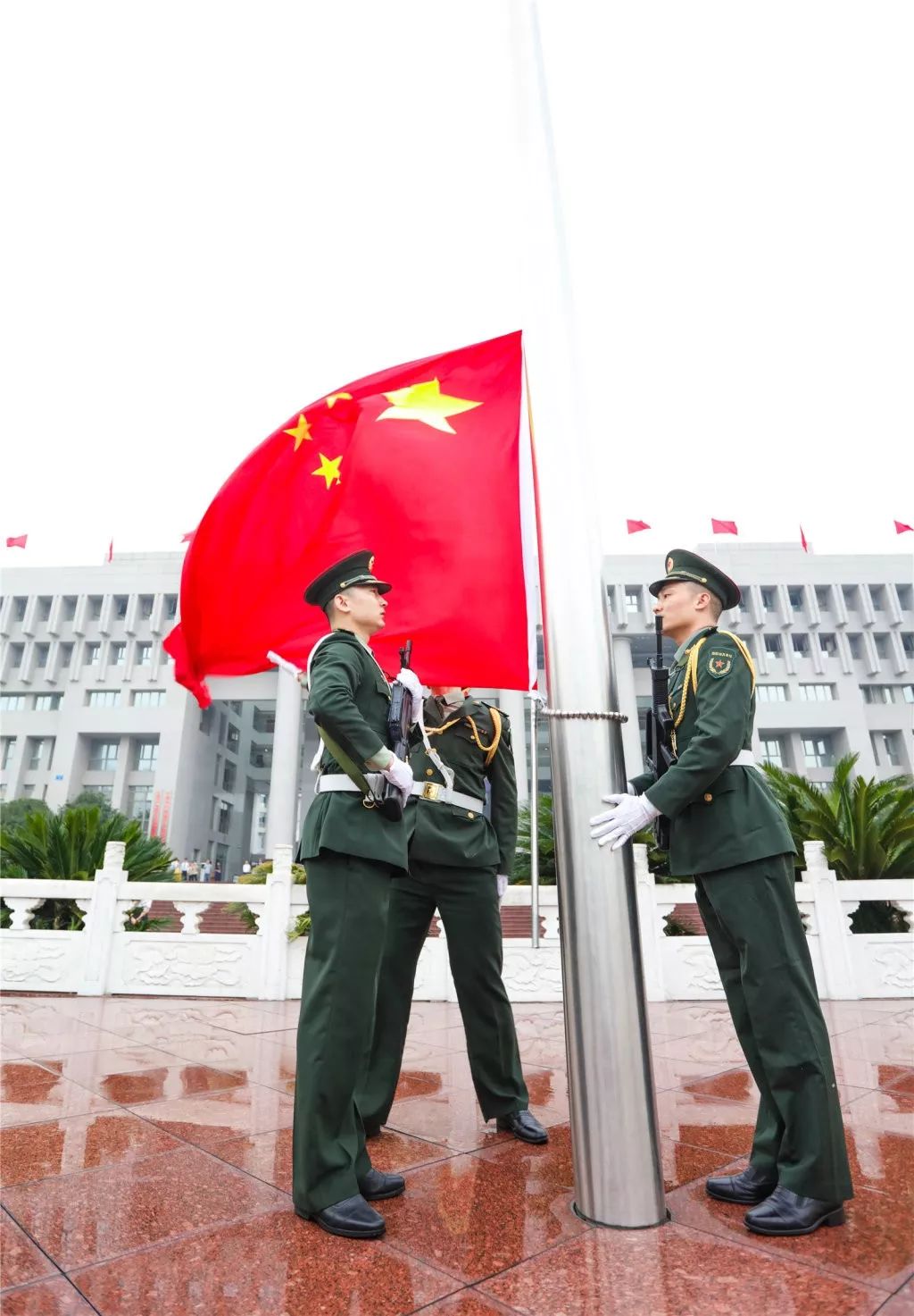 庆祝新中国成立70周年|遂宁市举行庄严升国旗仪式