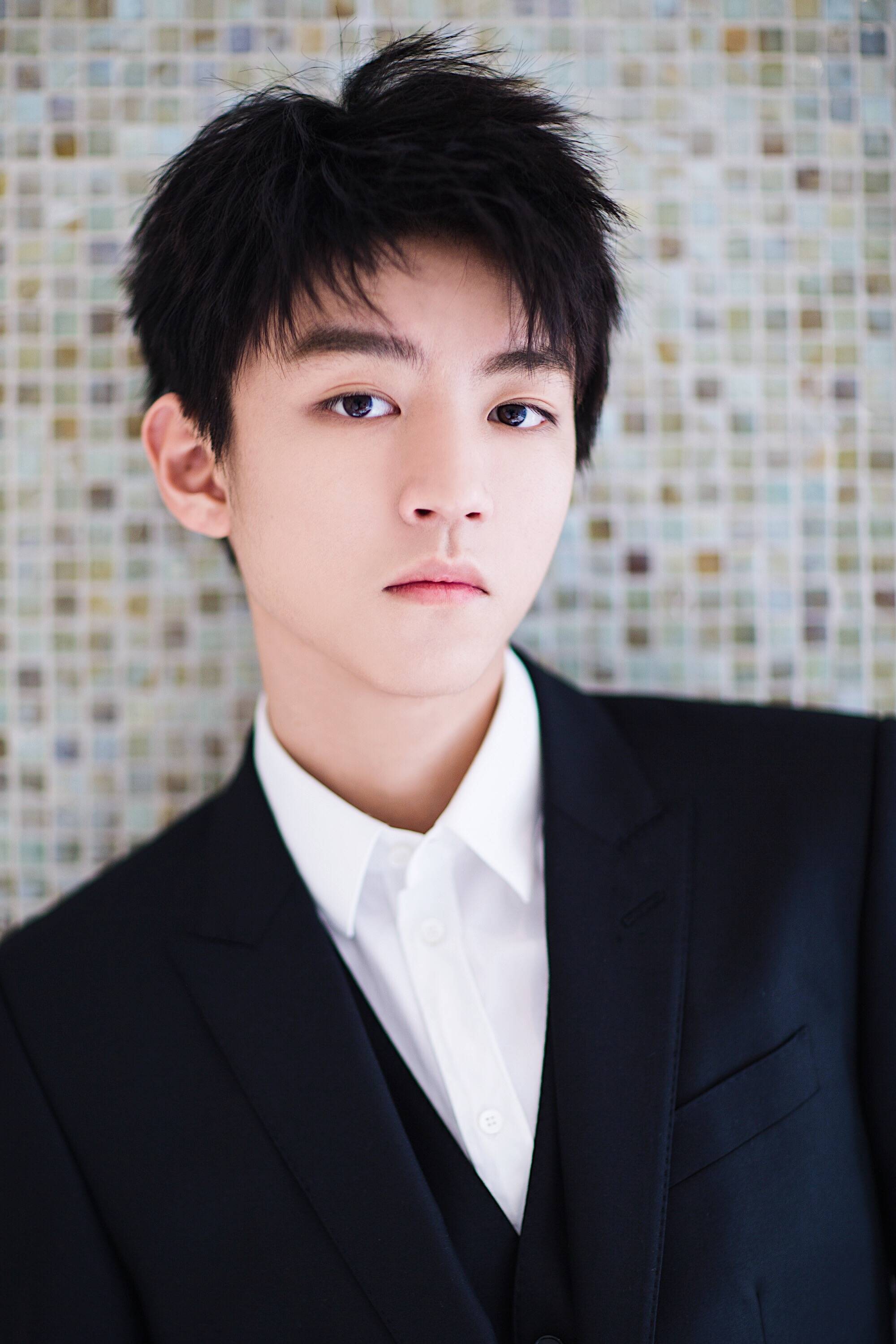 王俊凯出席"百花迎春"文艺联欢会,剪了头发的王俊凯更显帅气!