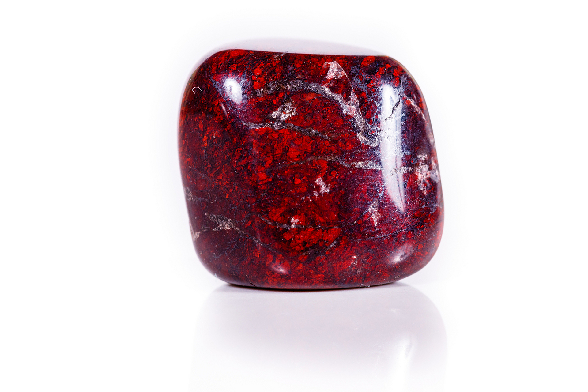 朱砂是一种红色矿石,常用于文化艺术和宗教用途.