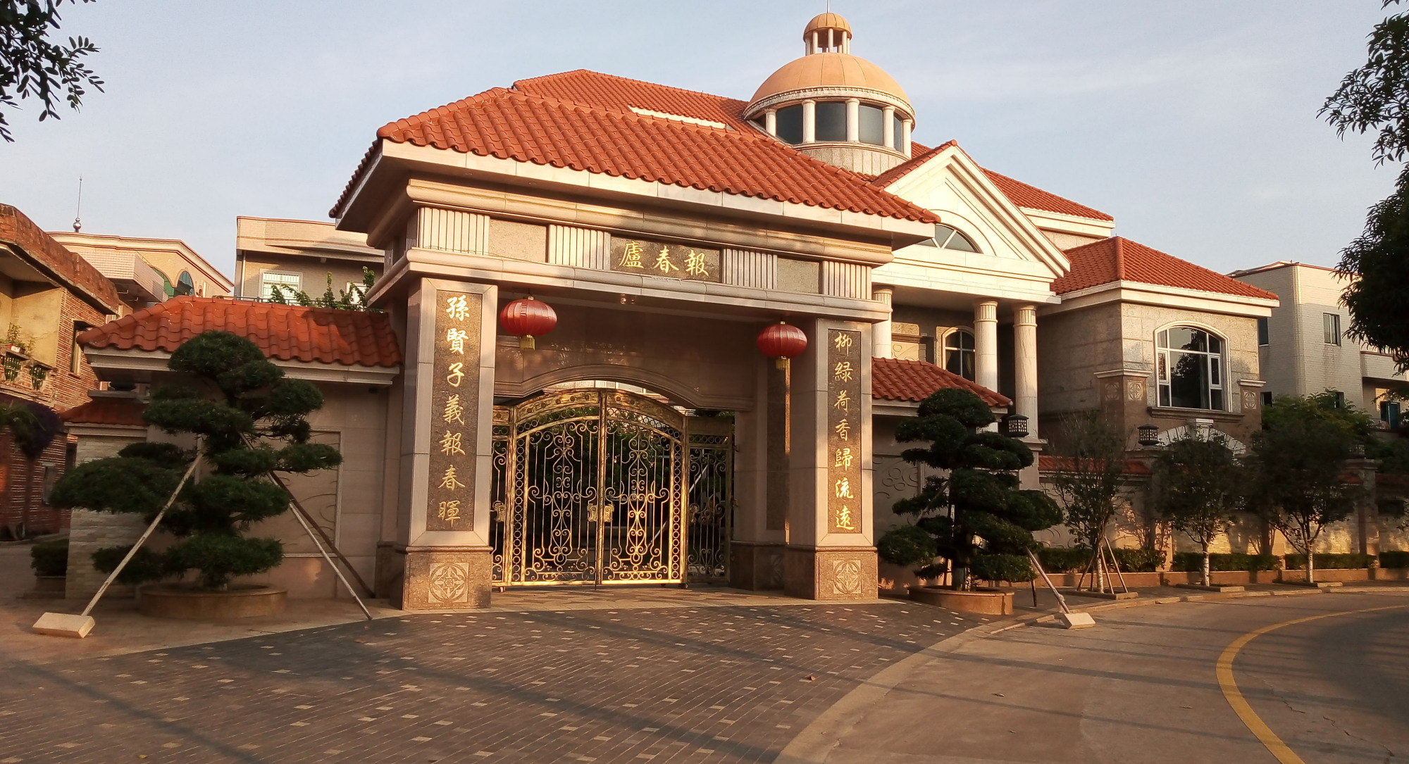 来广东吴川市吴阳镇蛤岭村看看,很多村民的楼房都建得不错