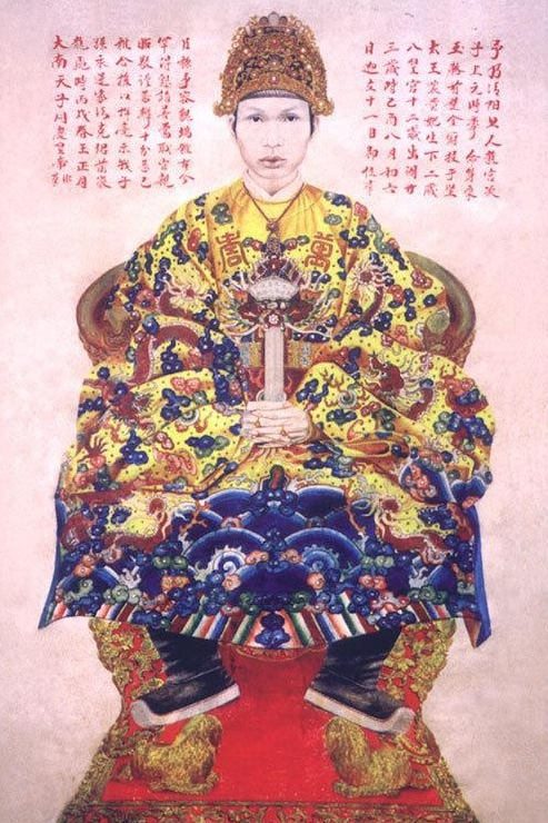历代越南皇帝像:穿绣龙纹朝服,汉字为官方文字