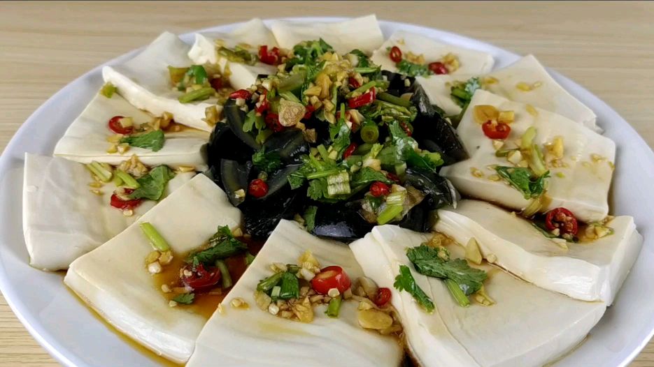 凉拌皮蛋豆腐这样做,鲜美嫩滑,做法简单,附秘制酱汁做法