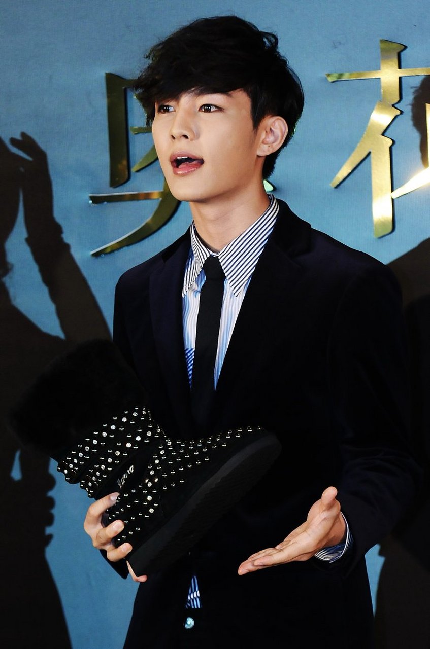 炎亚纶以本名"吴庚霖"发长文回应好友的指控,文中提到与好友是恋人