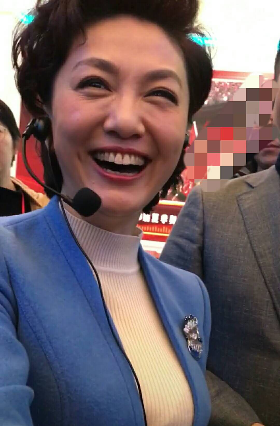 路人偶遇央视一姐海霞,满脸皱纹却难挡美丽,网友:承包这个笑