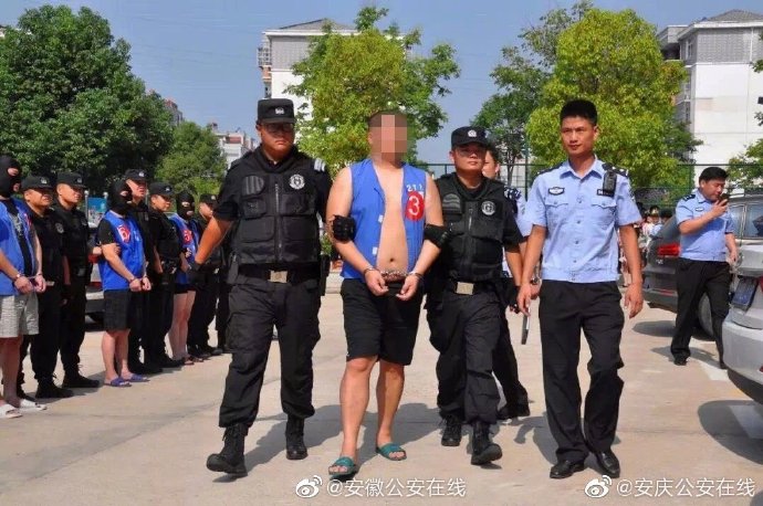 桐城警方押解汪东风涉恶团伙指认现场 群众拍手称快