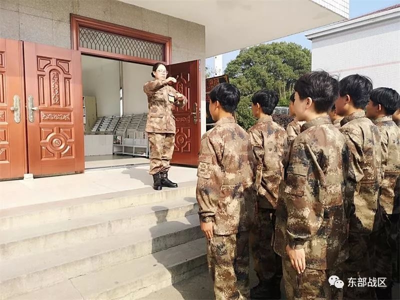 带新兵的上士女兵班长,你见过没?