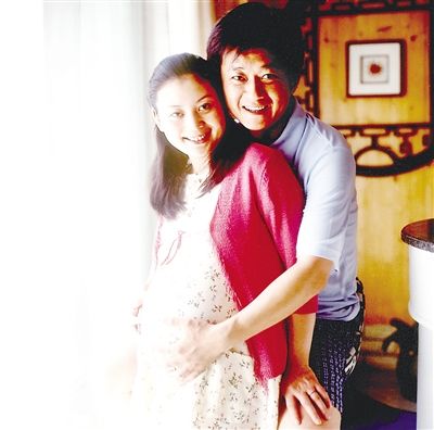 朱军与妻子公开露面,比起刚结婚时,49岁谭梅看上去更年轻,漂亮